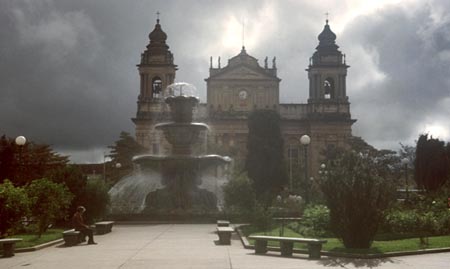 Parque Central Ciudad de Guatemala con fuente y Catedral al fondo.