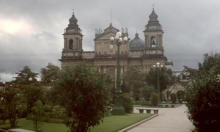 jardines del parque central de la Ciudad de Guatemala en 1965
