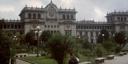 Palacio Nacional al fondo de los jardines del parque central de Guatemala