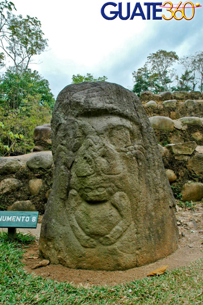 Piedra de altar con inscripciones zoomorfas