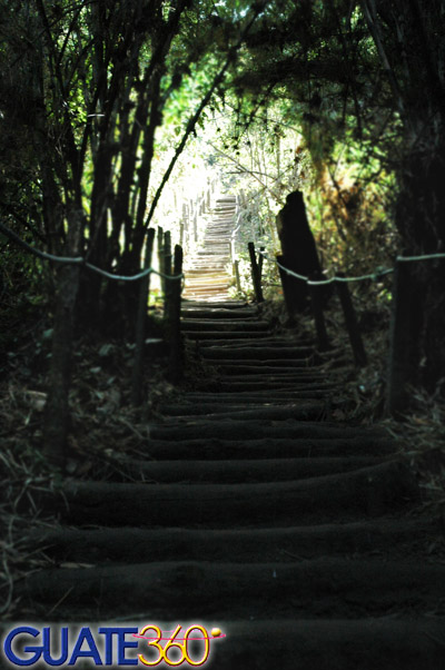 Sendero con escalinatas hacia Laguna de Chicabal