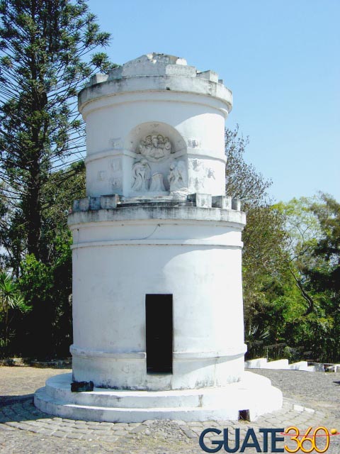 Monumento frente a iglesia del Cerrito del Carmen