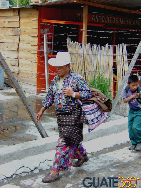 Un caminante indígena en Panajachel