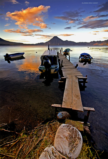 Muelle de Panajachel alineado con el Volcan de San Pedro en el Lago de Atitlan
