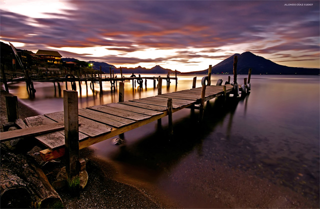 Magico atardecer cae sobre el Lago de Atitlan