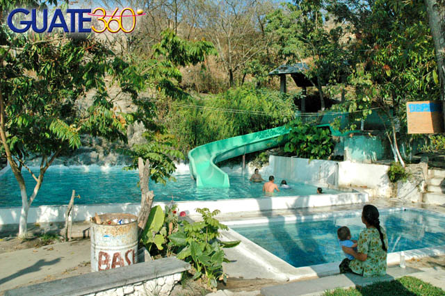 Tobogán y piscina de balneario "Agua Tibia"