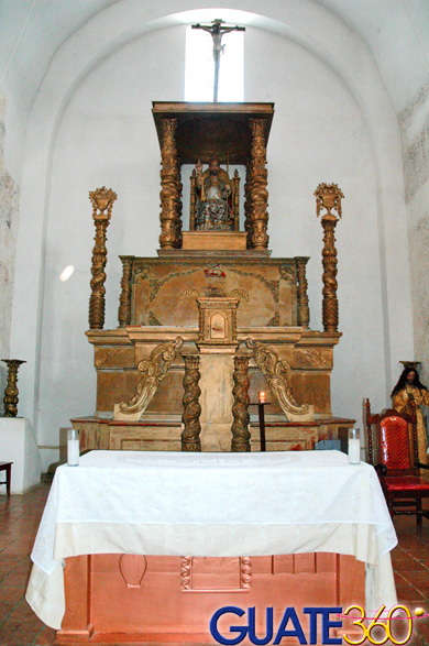 Altar mayor con imagen de San Pedro en San Pedro Pinula