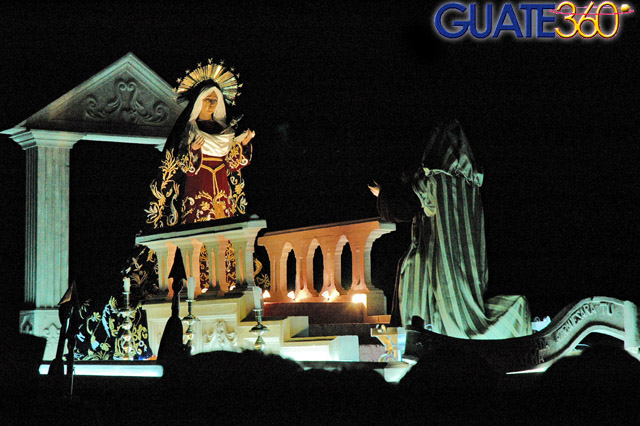 Imagen de la Virgen de Dolores entrando al templo de "San Bartolo"