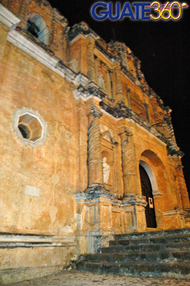 Fachada de la Parroquia de San Pedro Las Huertas en curioso ángulo