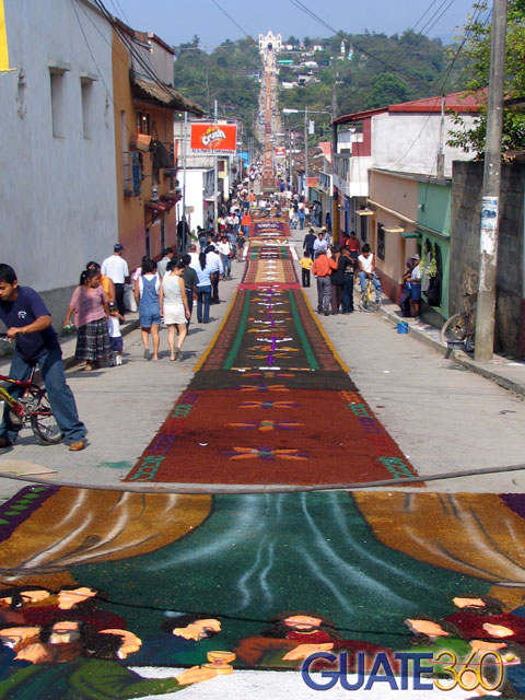 semana santa guatemala alfombras. Largas alfombras de aserrín