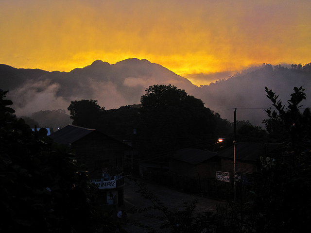 Colorido amanecer en Lanquín, Alta Verapaz