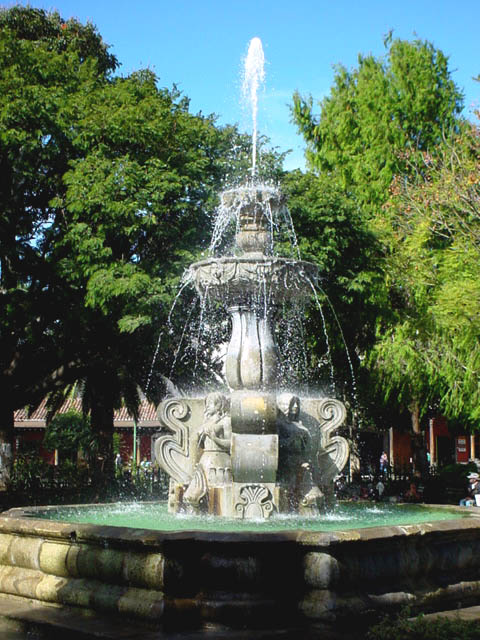 Fuente colonial del parque central