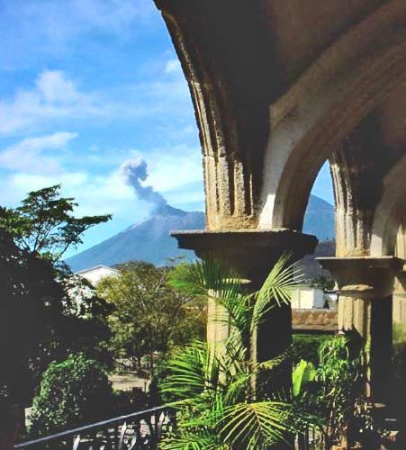 Vista de los volcanes desde el ayuntamiento