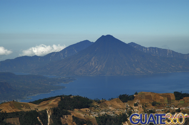 Lago de Atitlán custodiado por imponente volcán