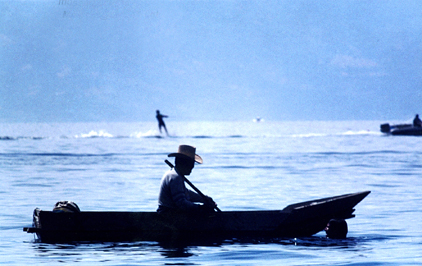 Pescador navegando en el Lago de Atitlán con su cayuco