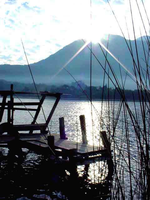 El sol reluciente sobre el lago de Atitlán