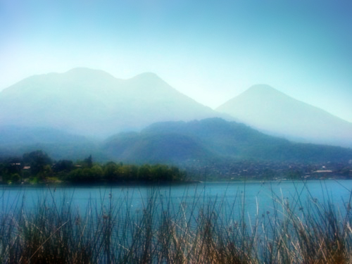 Vista de Volcanes y Lago de Atitlán