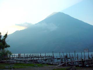 Volcán Atitlán a las orillas del Lago