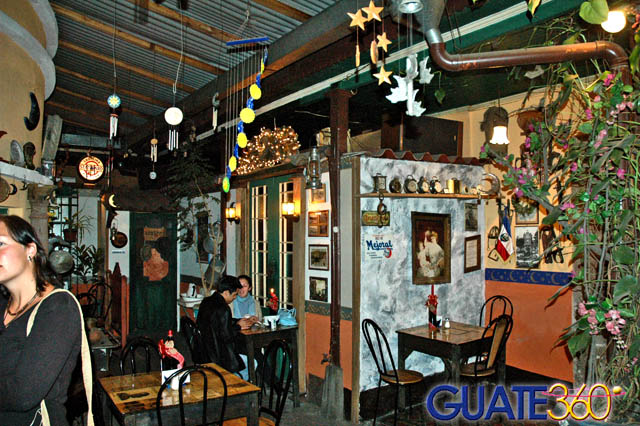 Techo y paredes decorados con antigüedades en Café Luna