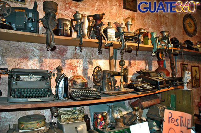 Sección del museo de Café Luna con curiosas antigüedades