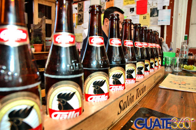 Un metro de cerveza en el original estilo del Salón Tecún