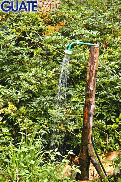 Directo de las cascadas de Tatasirire, fresca agua en una ducha natural