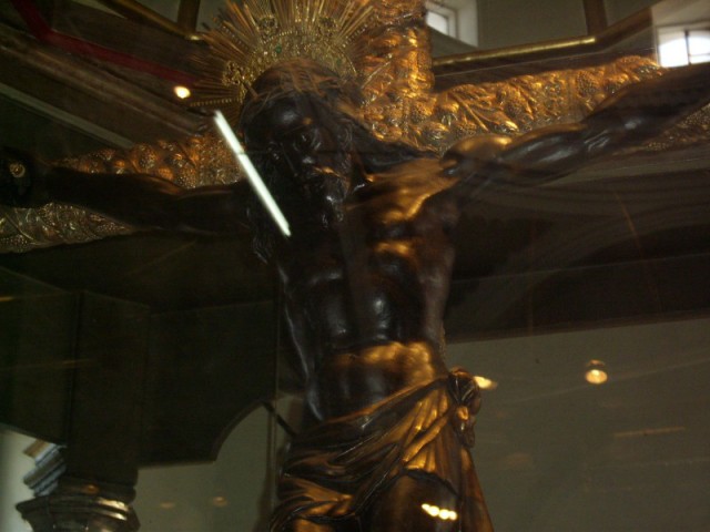 Vista frontal del Cristo Negro de Esquipulas en Chiquimula