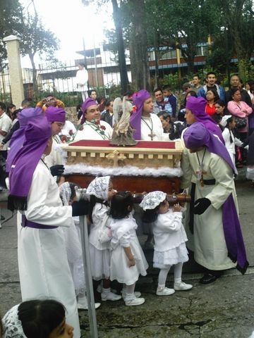 Pequeñas niñas cargando a la Virgen