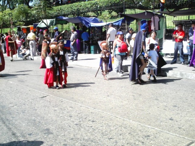 Pequeños niños vestidos de romanos en la procesión