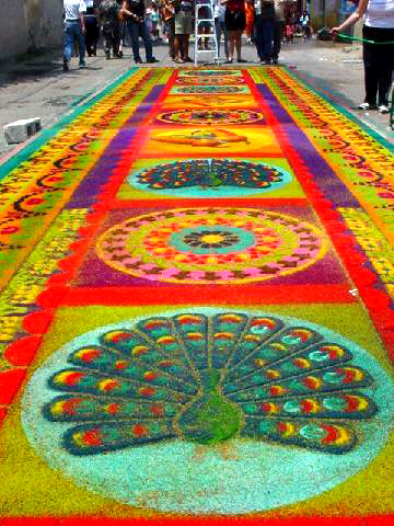 Elaboración de alfombras durante la Semana Santa en Guatemala