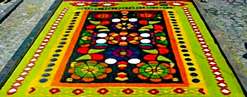 Colorida alfombra de aserrín en Semana Santa en Guatemala