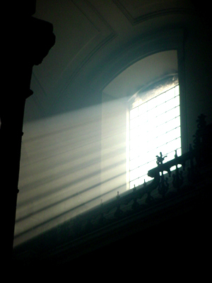 La luz divina alumbra el templo