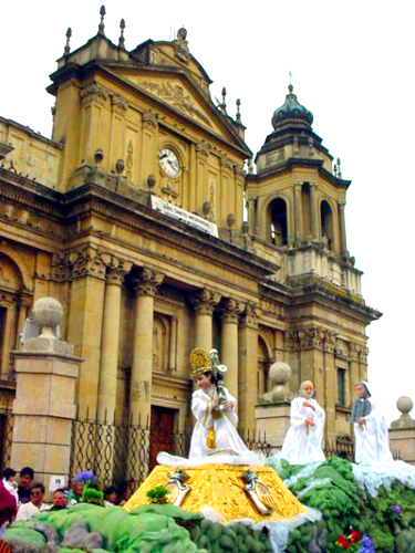 La Catedral Metropolitana como fondo de un cortejo procesional