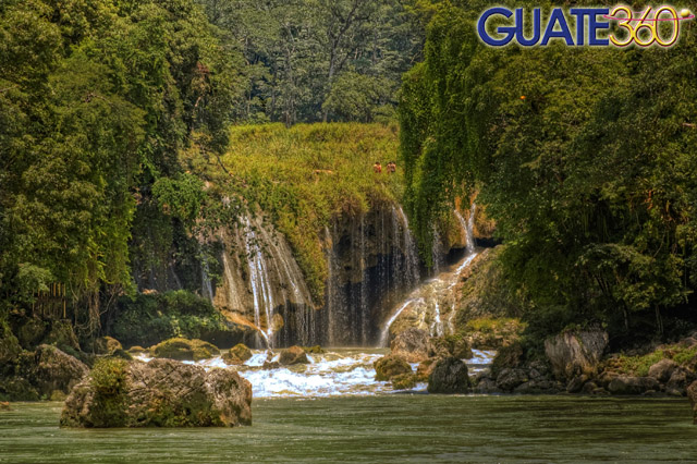 Cascadas de agua cristalina en Semuc Champey, Guatemala