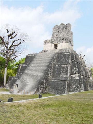 Templo II de Tikal, conocido también como Templo de la Luna