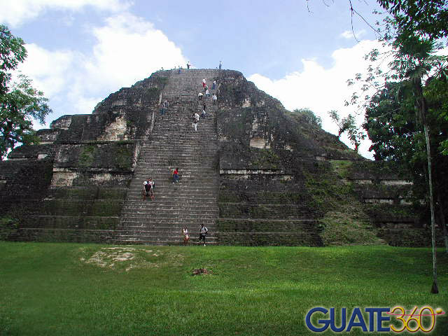 Foto de Tikal, una de sus pirámides mayas