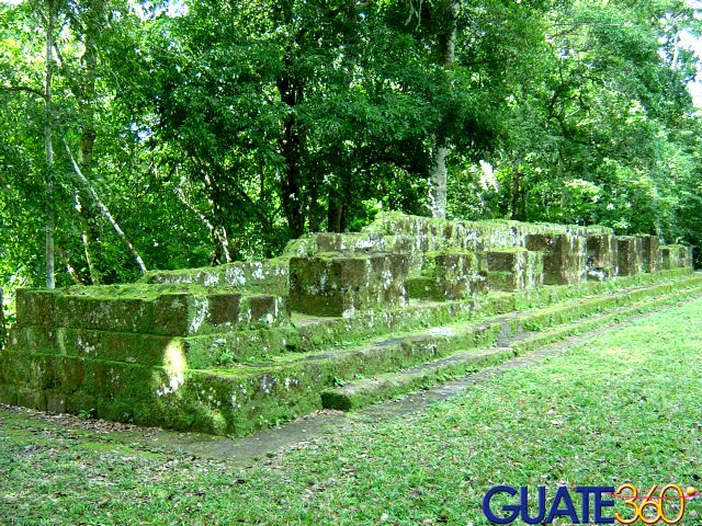 Base de vivienda de sacerdote maya