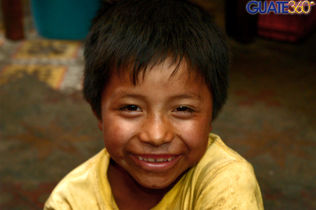 La sonrisa de un niño quetzalteco que lustra zapatos