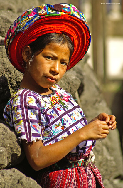 Niña de Guatemala con Tocoyal en Santiago Atitlán