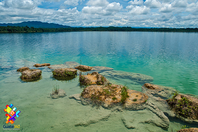 La Laguna de Lachuá, espejo del cielo en Guatemala