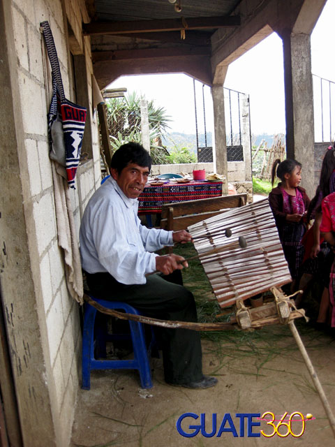 Músico de Chimaltenango interpretando Música de Marimba