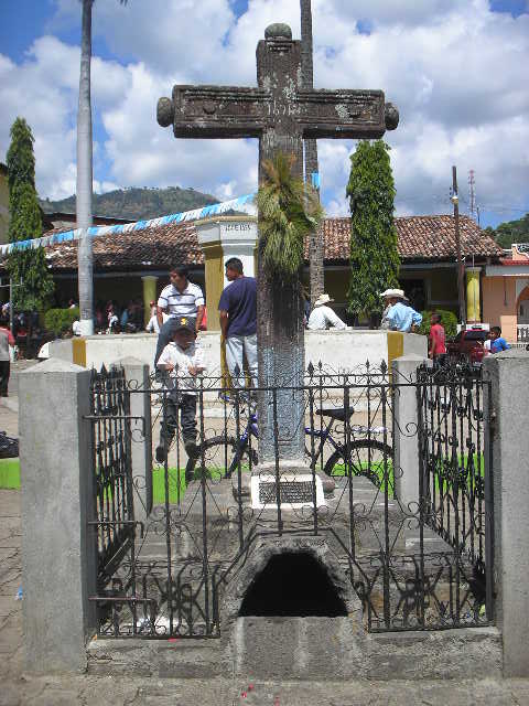 Cruz de Piedra frente a Iglesia de San Luis Jilotepeque en Jalapa