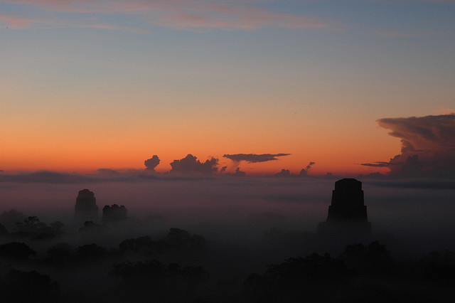 Colorido amanecer sobre Tikal, Petén
