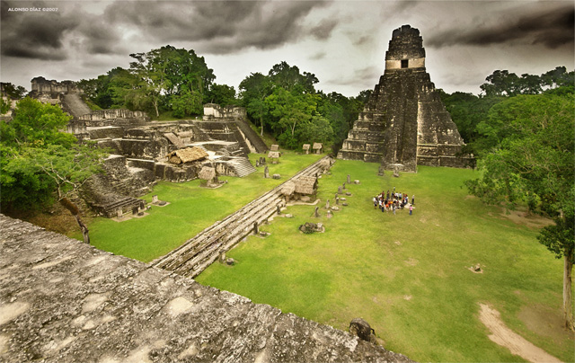 Vista panoramica de la Plaza Mayor de Tikal con el Gran Jaguar en primer plano