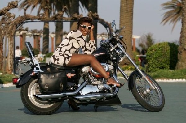 Deborah David en motocicleta