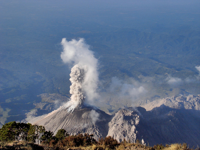 Volcan Santiaguito en Quetzaltenango haciendo erupcion