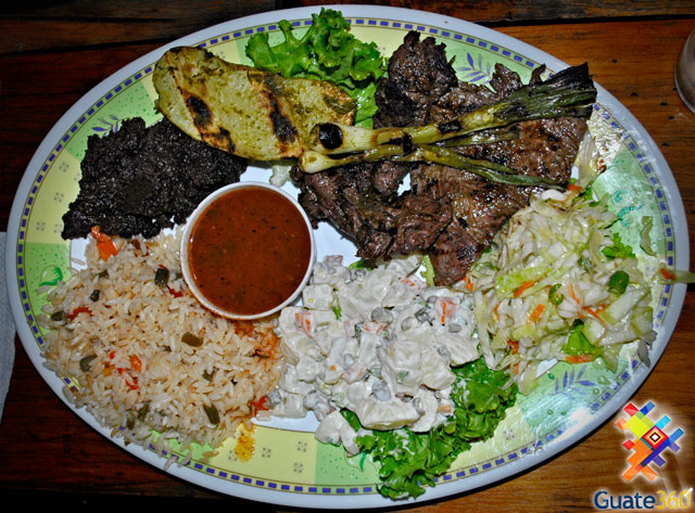 Churrasquito de carne asada con frijolitos y cebollines