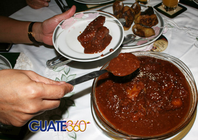 Platanos en mole y rellenitos de platano sobre la mesa