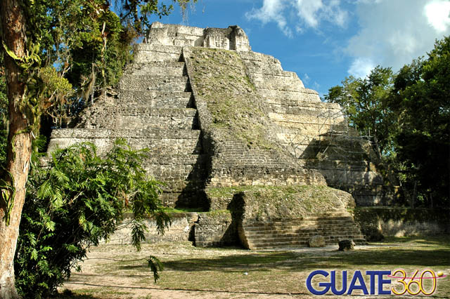 Imponente templo en el medio de la selva petenera