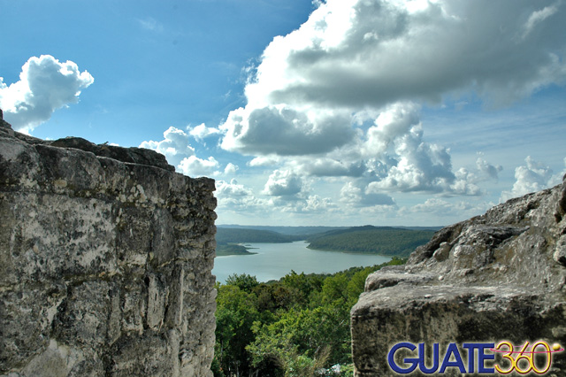 Laguna de Yaxhá desde uno de sus imponentes templos